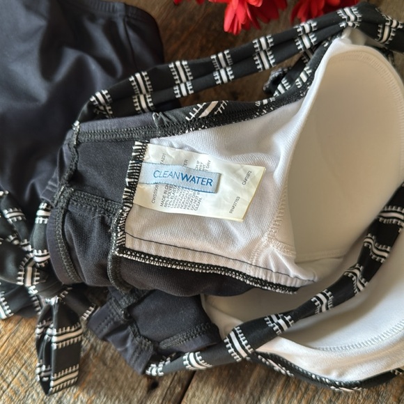 Clean Water Striped Black and White V-Neck One-Piece Swimsuit Size Large - Picture 7 of 10